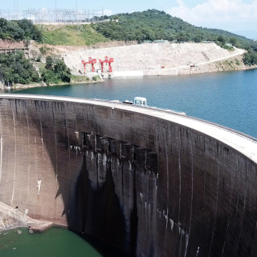 Continuous monitoring of a hydropower project reveals massive swings in carbon emissions